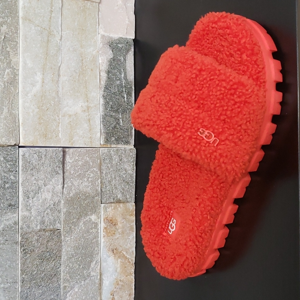 UGG Cozetta Curly Slides - Picture 4 of 6